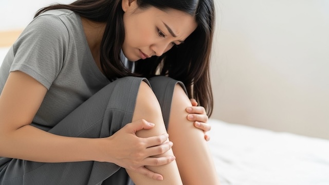 考える女性の素材画像