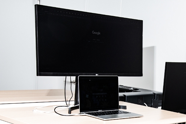 Macbook・モニター支給